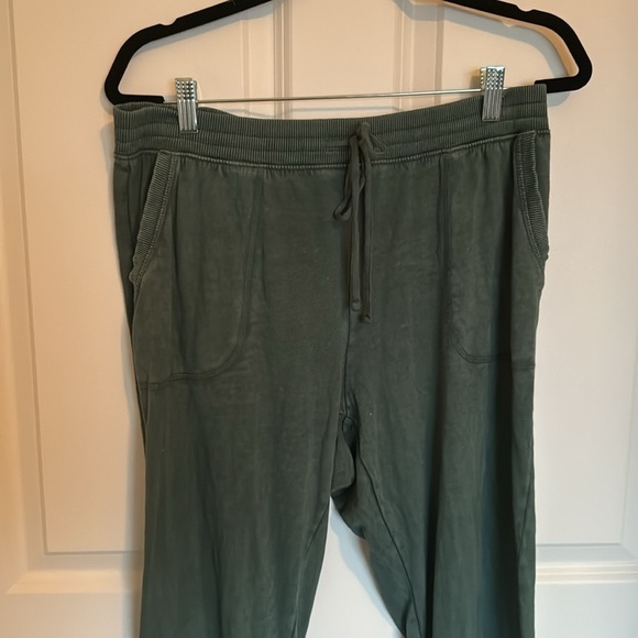 Dark green gap loose fitting jogger, size medium - Picture 2 of 3
